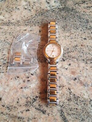 Ladies Vintage Gucci Silver Gold 8900L Watch Genuine. 